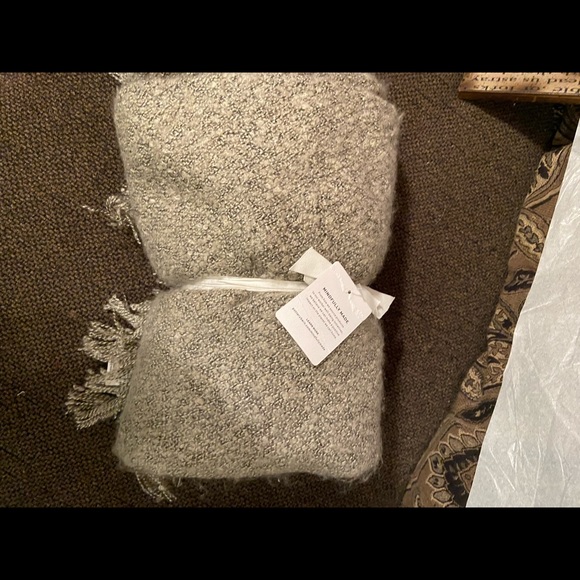 Pottery barn throw - Picture 3 of 5